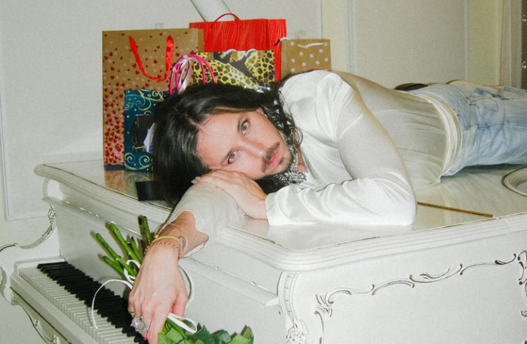 Michał Szpak – czy ma żonę i dzieci? Co wiadomo o jego życiu prywatnym i jak łączy je z pracą wokalisty